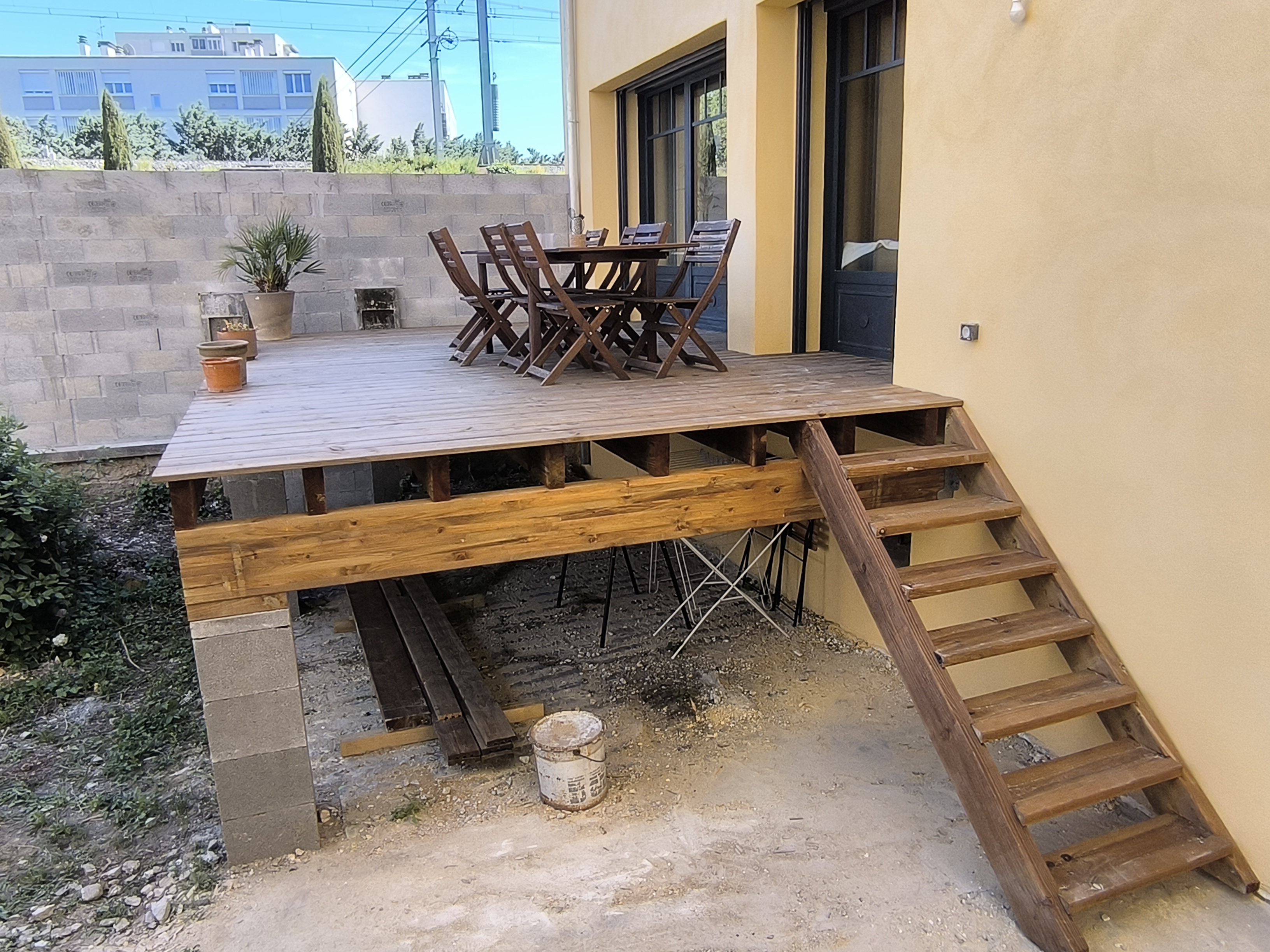 Terrasse 24m2 - Terrasse sur poteaux-poutres avec escalier d'accès