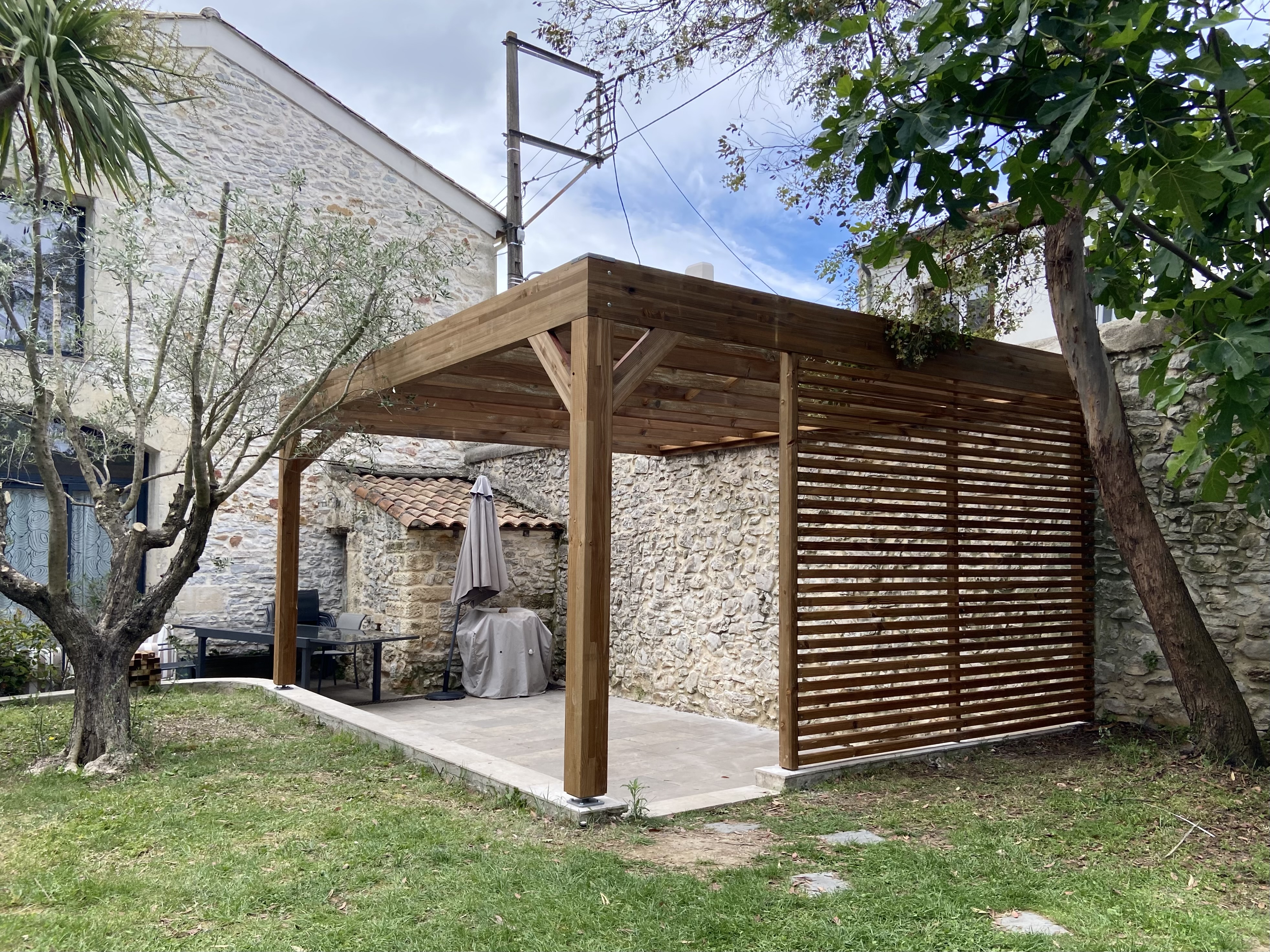 Pergola - Pergola en poteaux-poutres avec brise-vue
