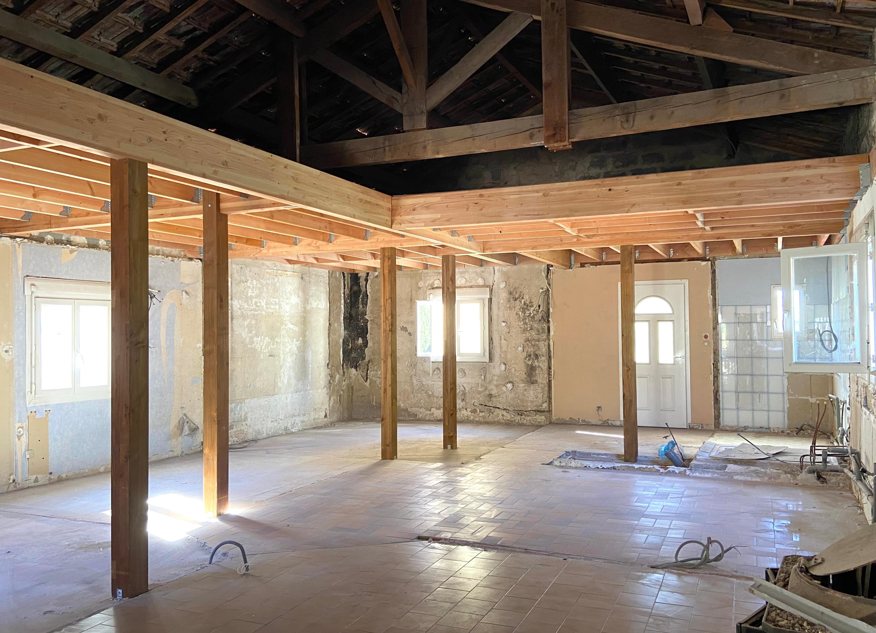 Mezzanine - Mezzanine 50m2 avec trémie. Les poteaux sont placés dans les futures cloisons.
